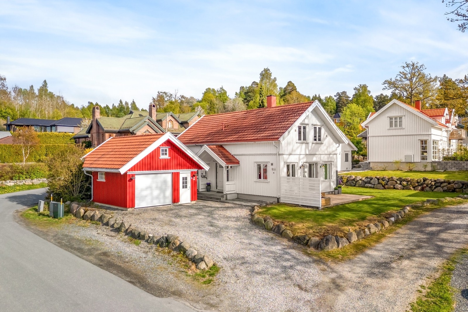 Festeveien 50A er en innbydende og moderne bolig over to plan, oppført i 2008 Galleribilde