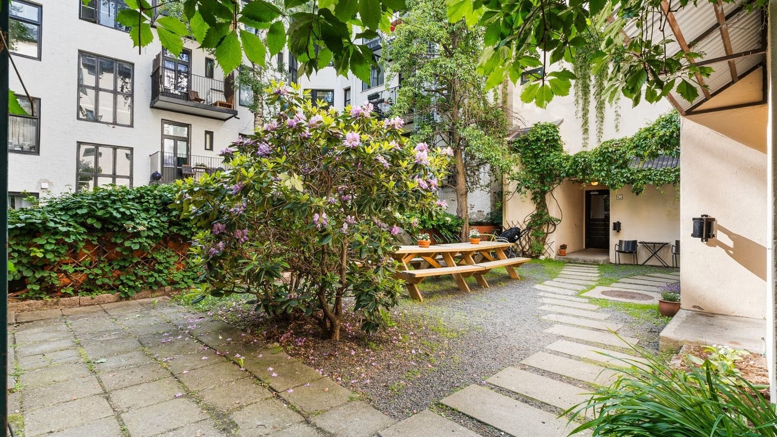 Borettslaget har en koselig og frodig bakgård perfekt for varme sommerdager. Galleribilde