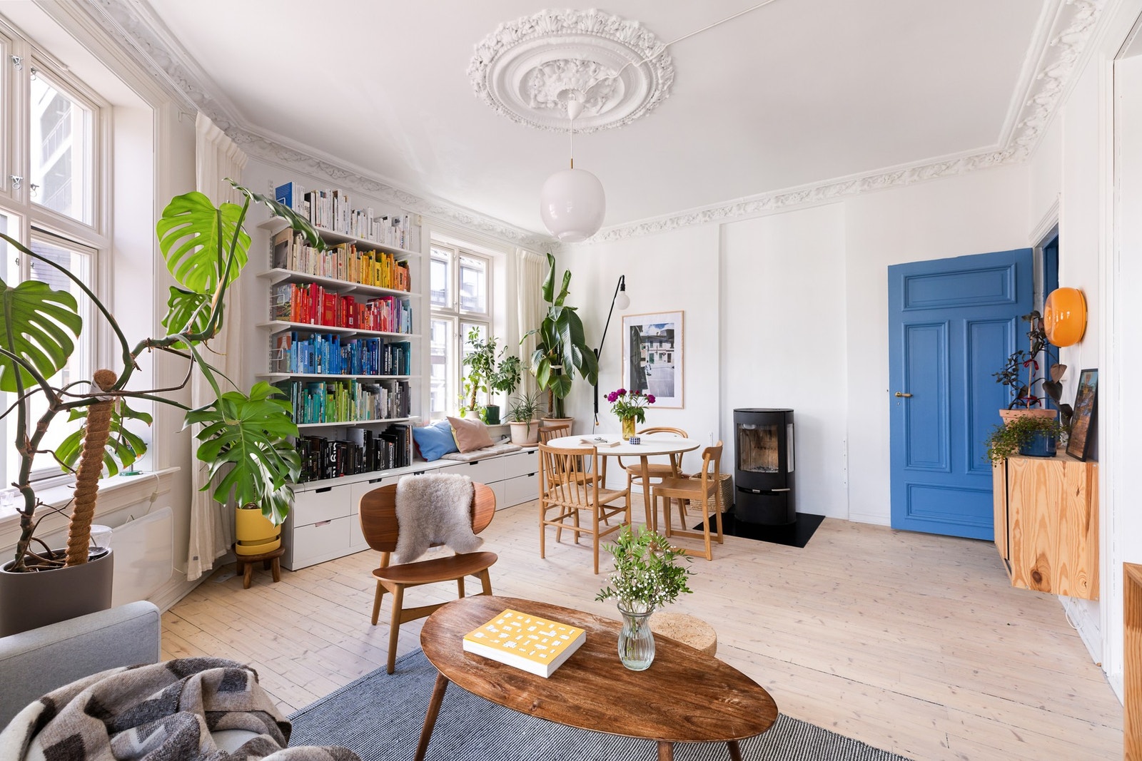 Stuen er lys og luftig, med en effektiv peis som skaper en varm og innbydende atmosfære. Galleribilde