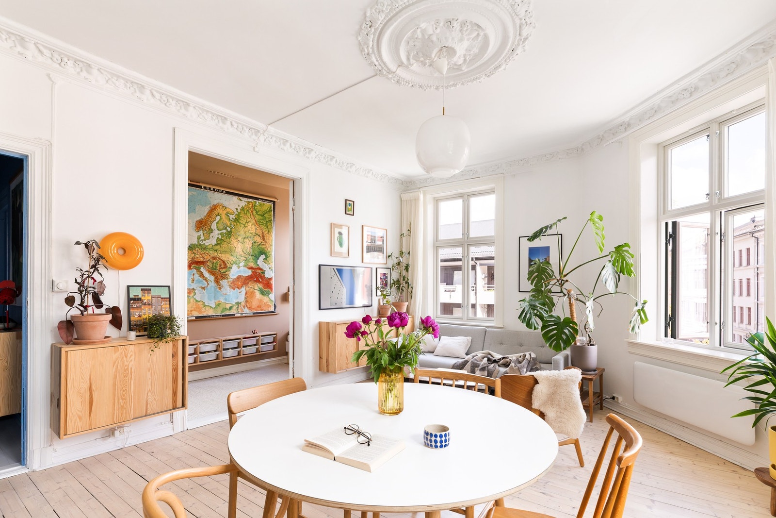 Den gode takhøyden i stuen på 2,9 m. skaper en fantastisk romfølelse. Galleribilde
