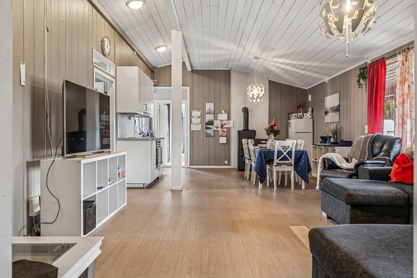 Spisestuen og stuen er i åpen løsning med kjøkkenet, og danner et sosialt fellesareal for beboerne. Galleribilde