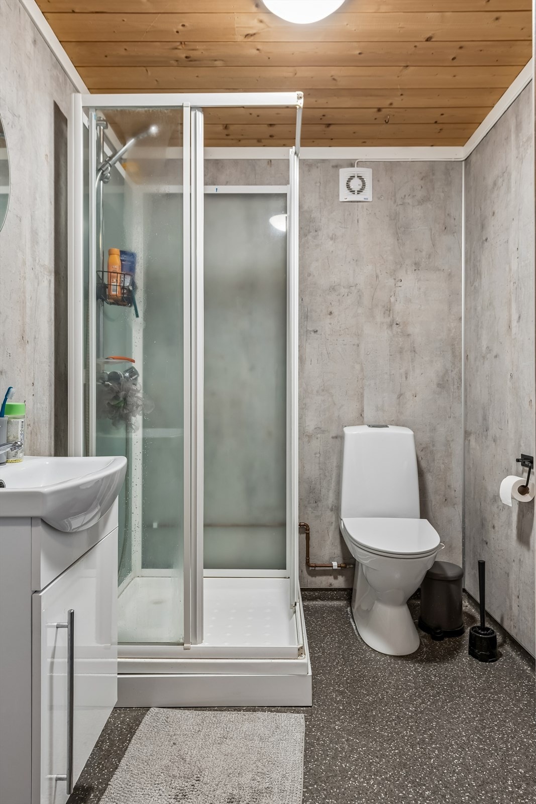 Dette badet i kjelleren ble oppgradert i 2021 og har elektrisk gulvvarme, våtromsplater og dusjkabinett. Galleribilde