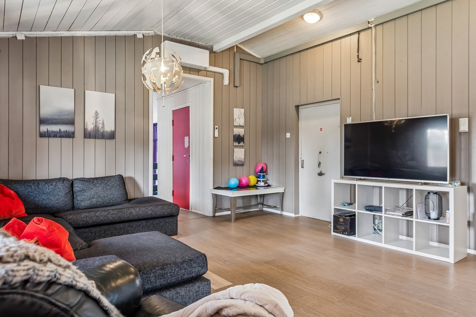 Overflatene i fellesarealene består av malt trepanel på vegger og himling, med klikkvinyl på gulvet. Galleribilde