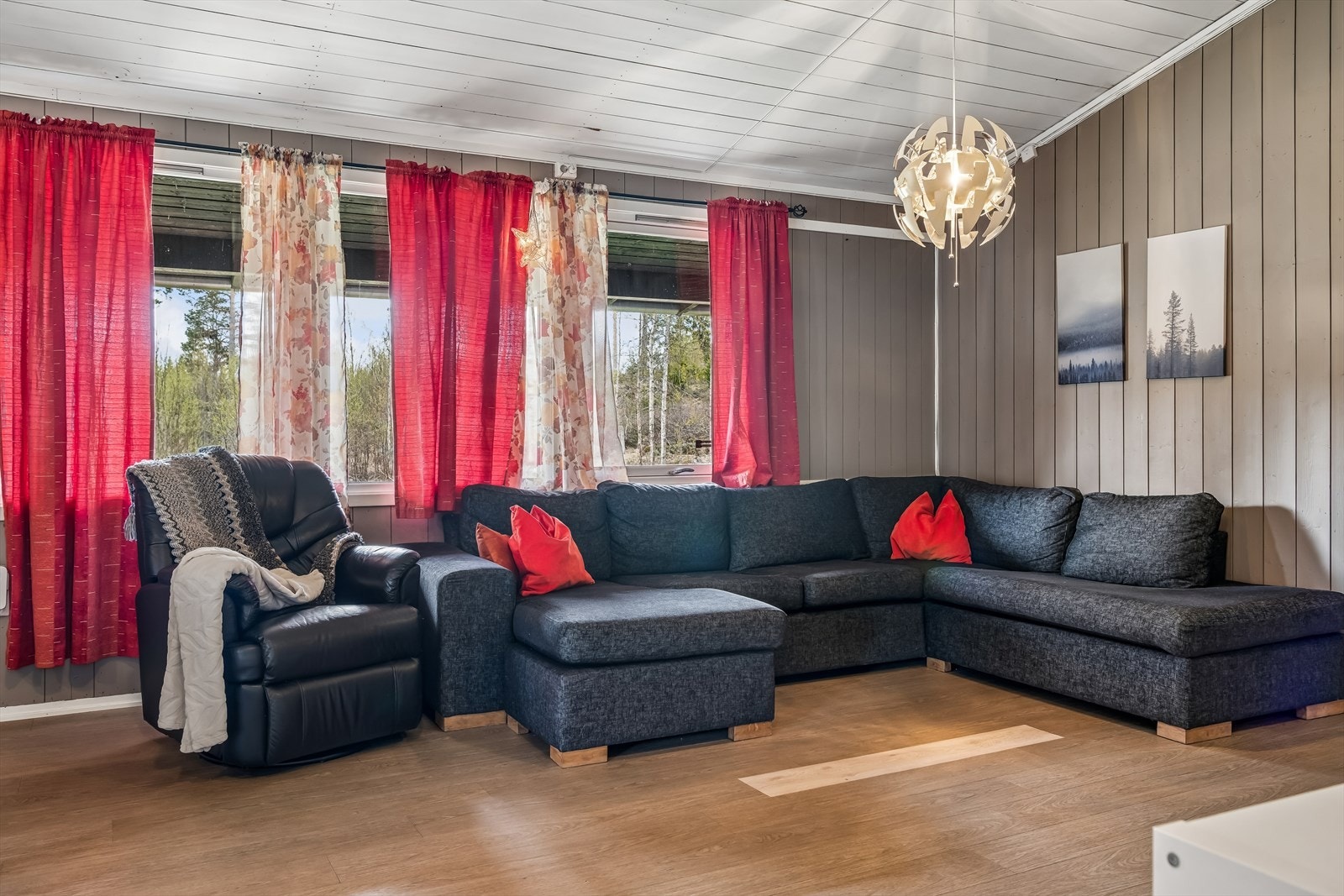 Vinduer med isolerglass av blandet alder, hvorav flere er fra 2001 og 2021. Galleribilde