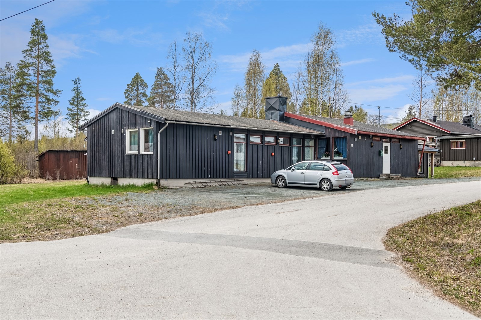 Eiendommen har en gruset gårdsplass med gode parkeringsmuligheter. Galleribilde