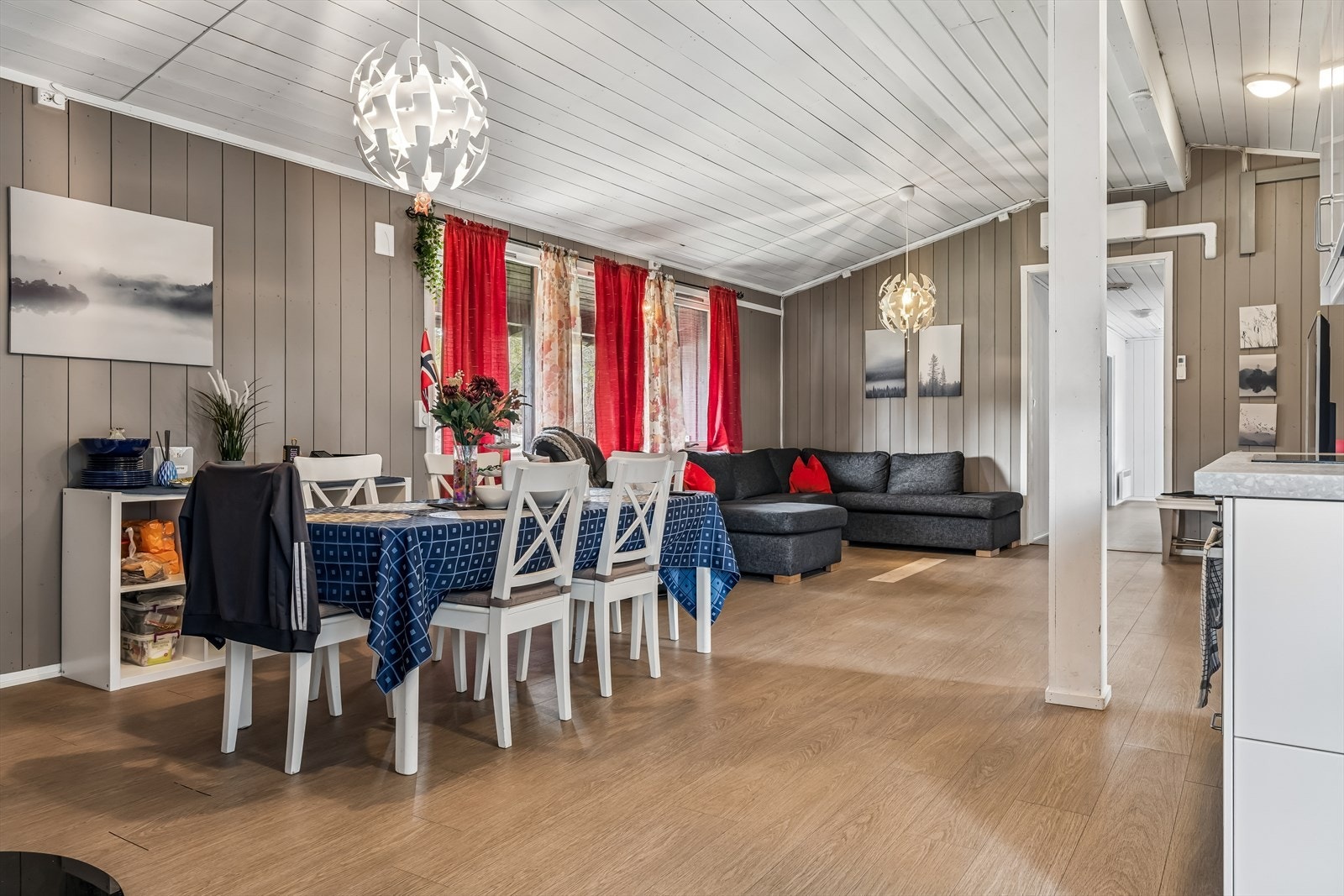 Det romslige fellesarealet har god plass til både spisebord og en større sofagruppe. Galleribilde
