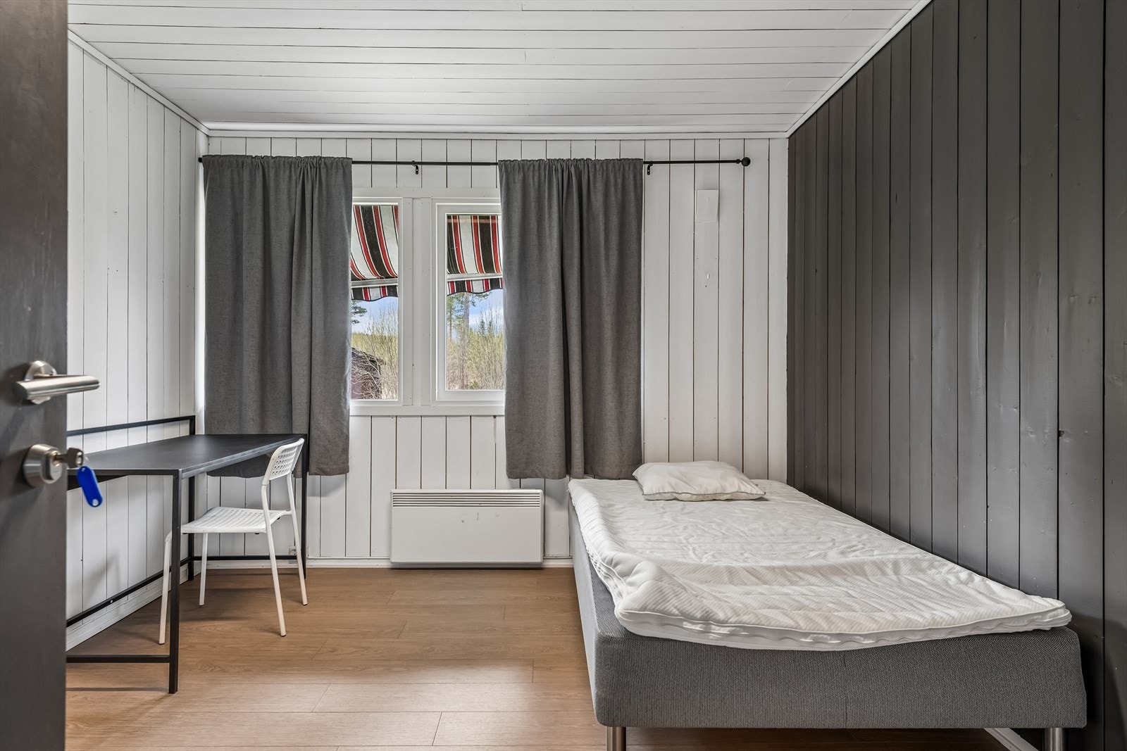 Gjennomgående bruk av klikkvinyl på gulv og panel på vegger i store deler av etasjen. Galleribilde