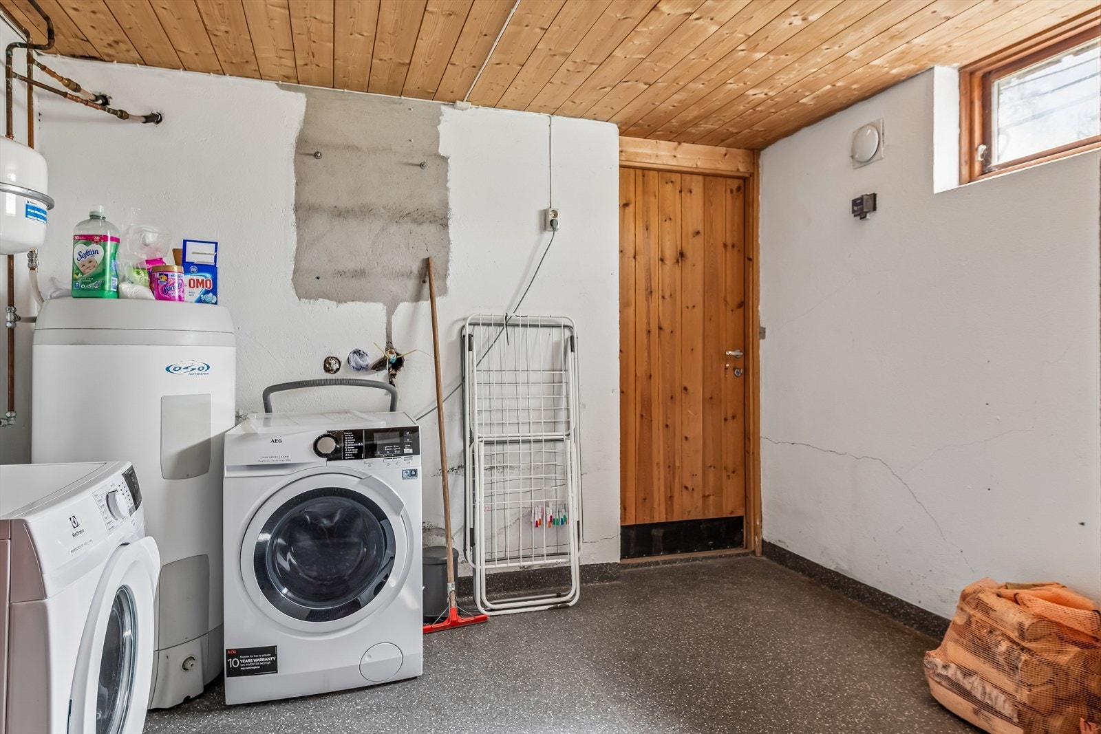 Praktisk vaskerom i kjelleren med opplegg for vaskemaskin og plass til varmtvannsberederen på 200 liter. Galleribilde
