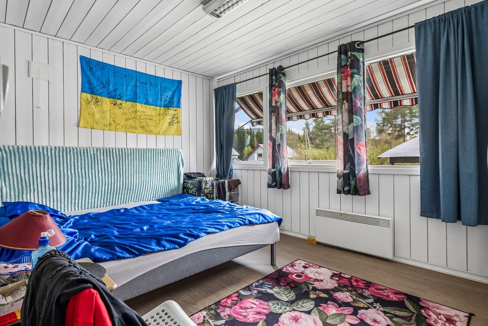 Rommene har panelovner for oppvarming og vinduer som slipper inn dagslys. Galleribilde