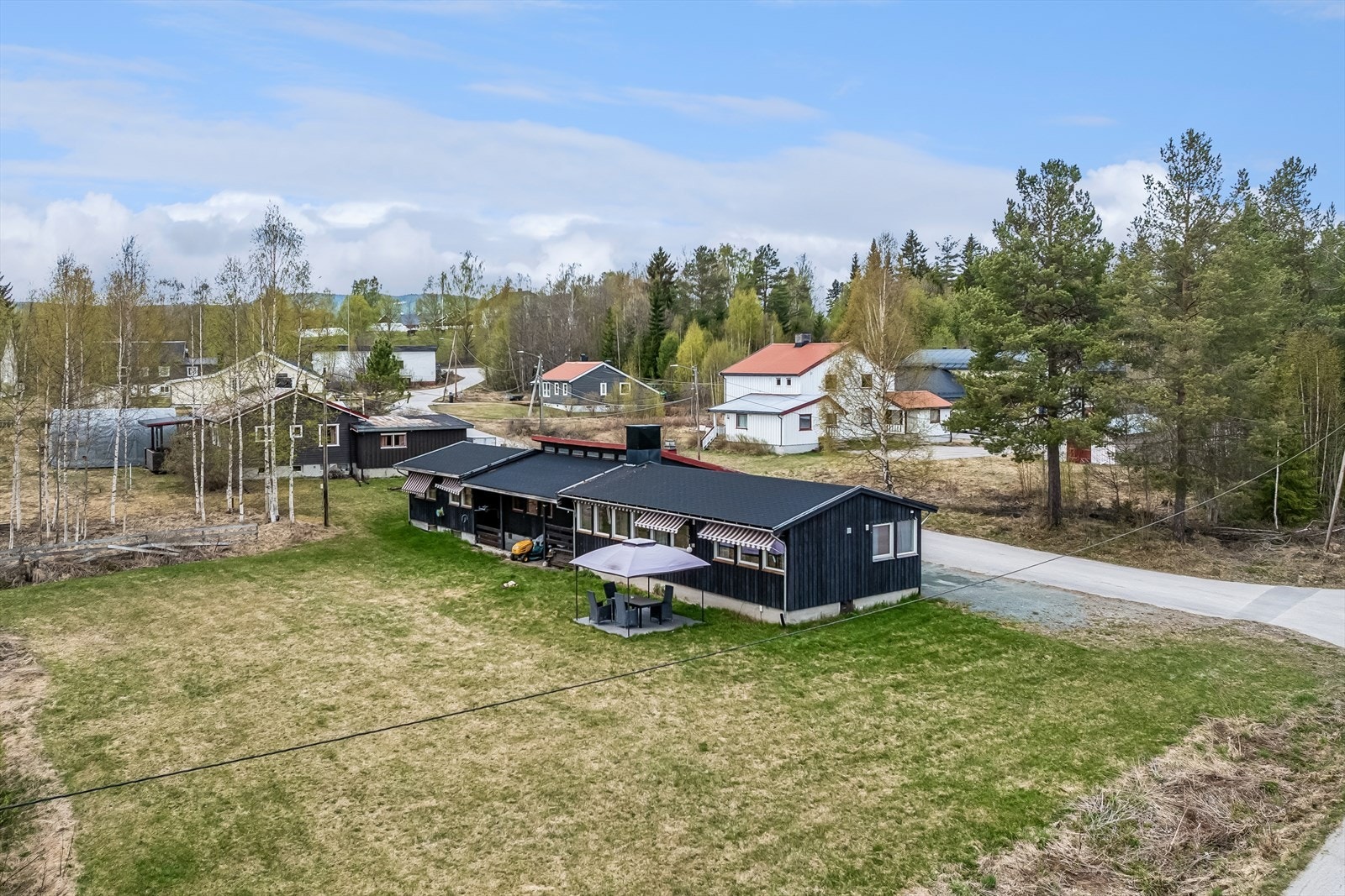 Fra eiendommen er det gangavstand til Koppang skole, Stor-Elvdal ungdomsskole og flere barnehager. Galleribilde