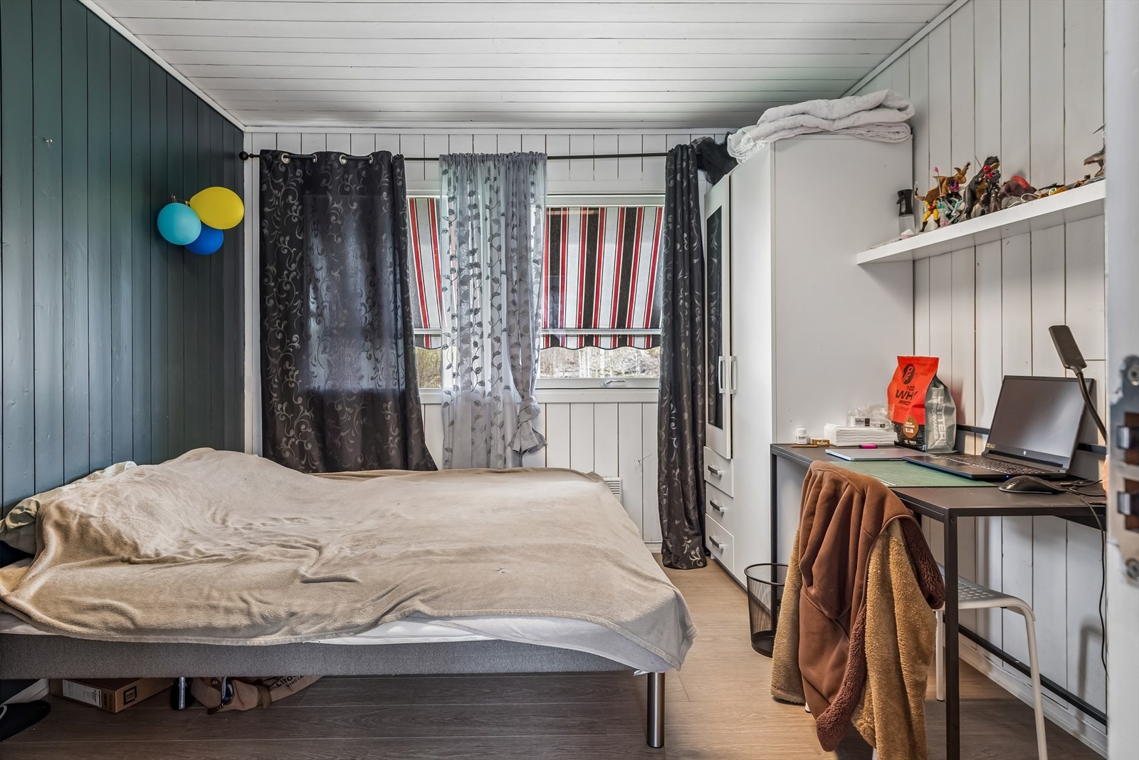 Ett av boligens seks soverom/hybler, med plass til seng, skrivepult og oppbevaring. Galleribilde