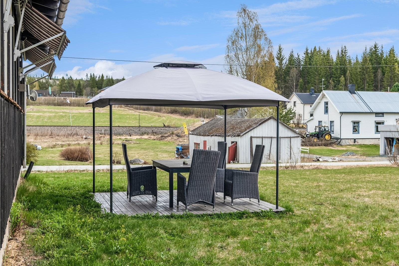Stor, eiet tomt med plen og gruset gårdsplass gir gode muligheter for uteaktiviteter. Galleribilde