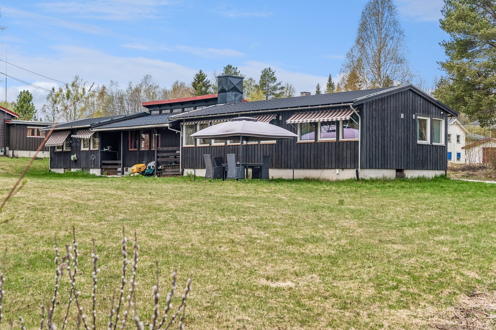 Den store hagen ligger i et rolig boligområde med en blanding av eneboliger og gårdsbruk. Galleribilde