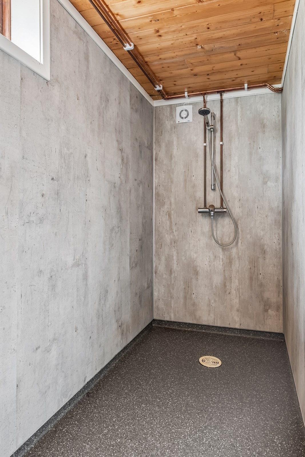 Eget dusjrom, oppgradert i 2021 med belegg på gulv, våtromsplater og elektrisk gulvvarme. Galleribilde