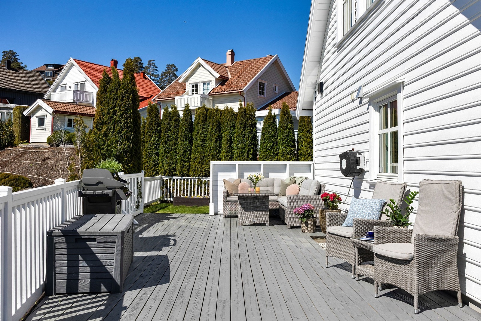 Her sitter du skjermet og lunt til i solveggen, med gode solforhold. Galleribilde