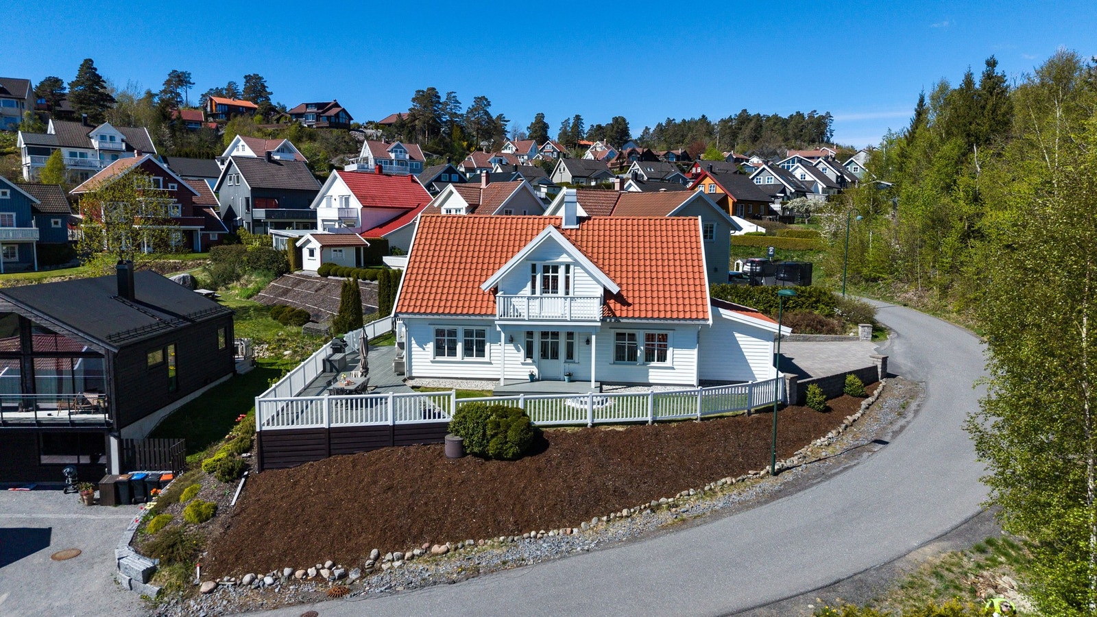 Boligen ligger i et populært og veletablert boligområde med natur og utsikt på Tveteneåsen. Galleribilde