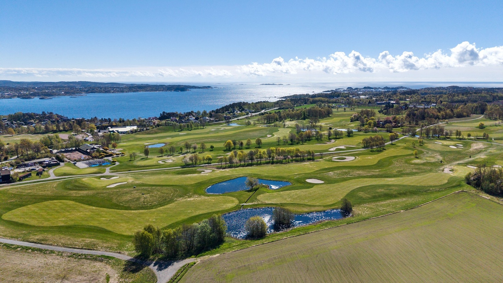 Utsikt mot grønne omgivelser og Fritzøe golfbane. For golfentusiaster ligger Larvik Golfklubb nedenfor Fritzøe Park. Anlegget regnes som en av Norges beste golfbaner og tilbyr både 9- og 18-hulls bane av høy internasjonal standard, med en av landets lengs Galleribilde
