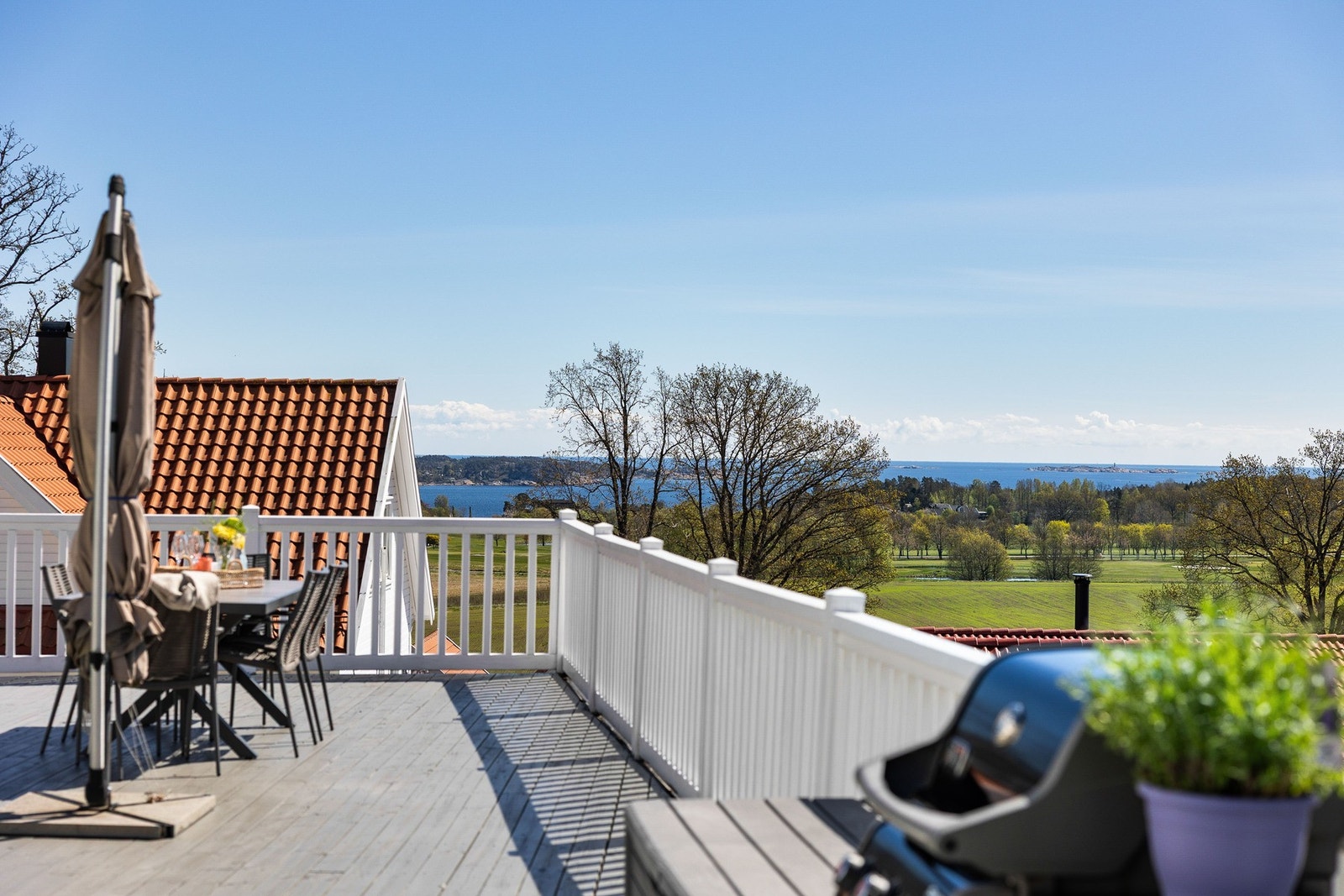 Velkommen til Tveteneveien 112 - presentert av Siri Istre i PrivatMegleren Larvik. Terrassen har fin utsikt og grønne omgivelser. Galleribilde