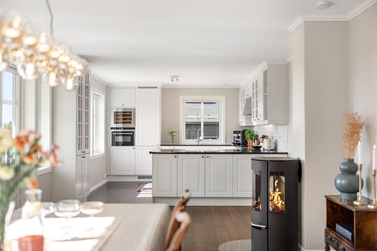 Ved spisestuen er det innstallert en peisovn (ny i 2024) som gir lun hygge og god varme på kjølige dager. Galleribilde