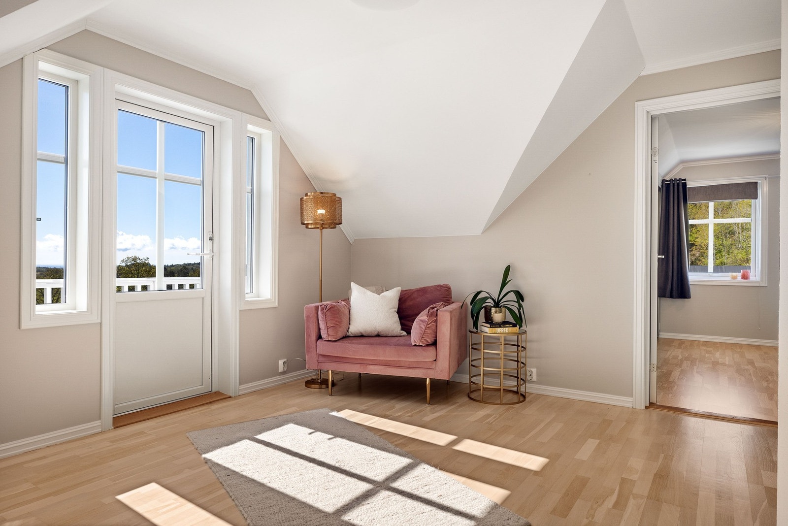 Loftstue med utgang til balkong og flott utsikt. Dette er en hyggelig stue for de minste i familien, og egner seg godt som TV-stue eller en rolig lesekrok. Galleribilde