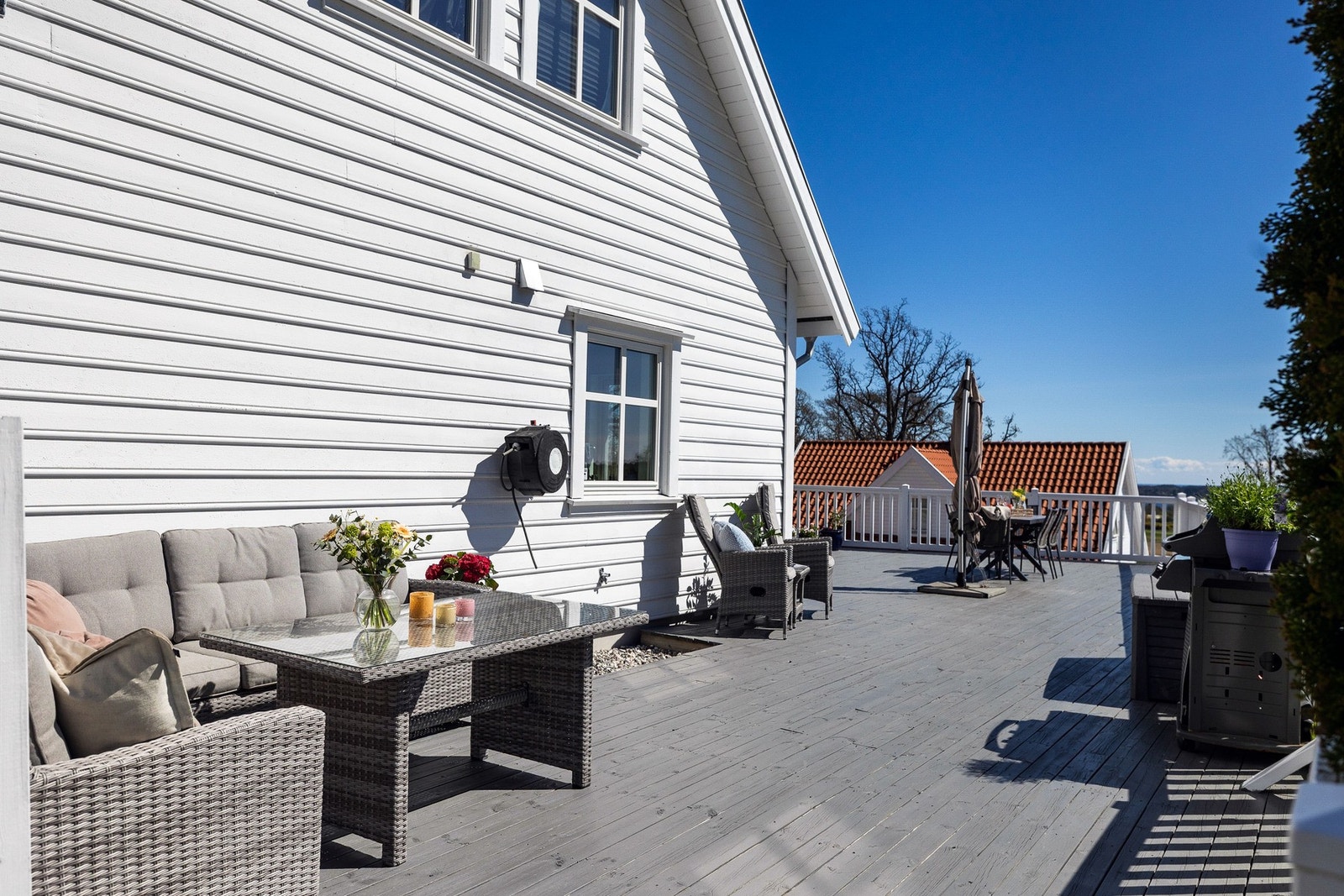 Uteplassen er delt inn i ulike soner som skaper gode muligheter for både avslapning, sosiale sammenkomster og ulike aktiviteter. Galleribilde