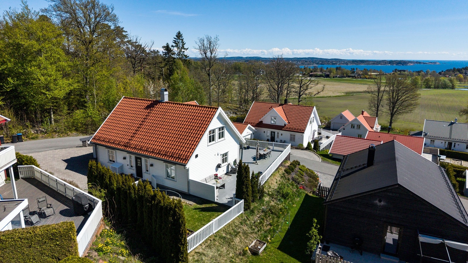 Huset ble malt utvendig i 2025 og 2026 og fremstår svært godt vedlikeholdt. Galleribilde