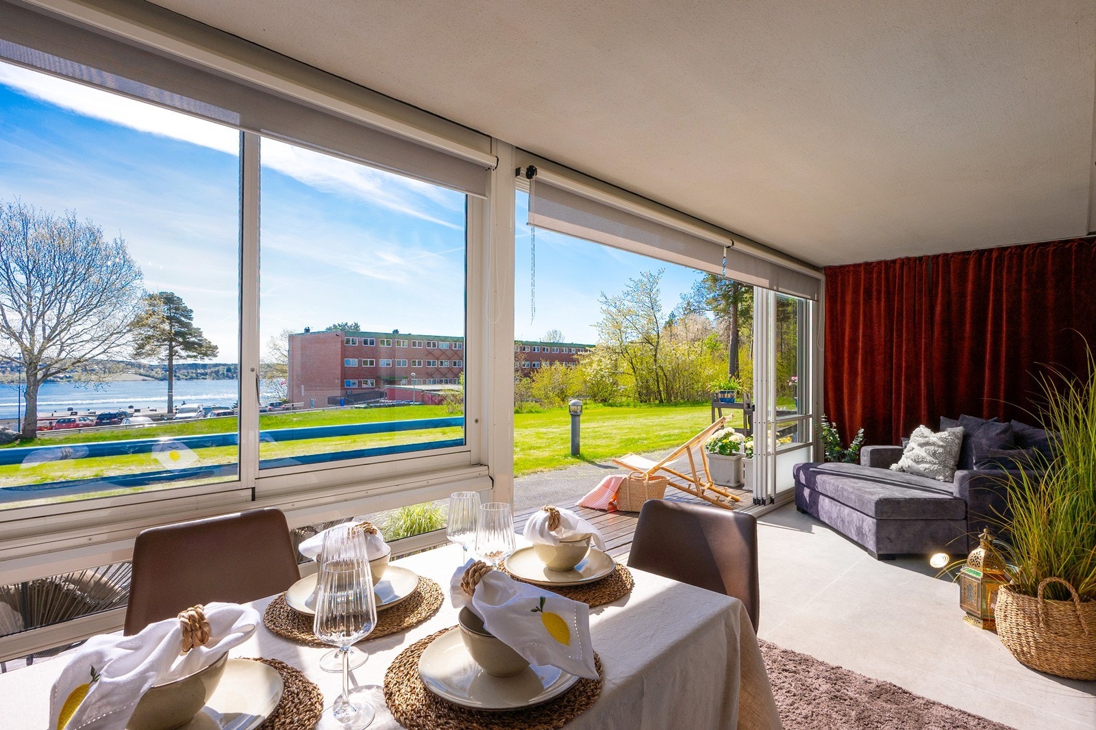 Innglasset terrasse på 16 kvm har betonggulv og solskjerming på alle vindusflater. Galleribilde