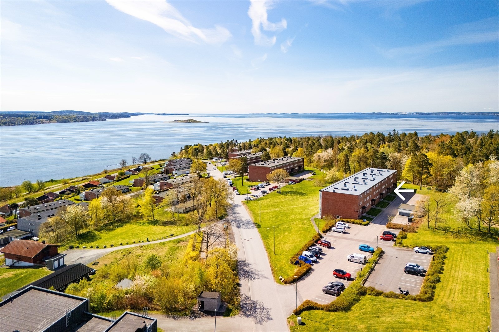 Området ligger omgitt av grønn natur, attraktivt og sentralt på Framnes på Jeløya. Galleribilde