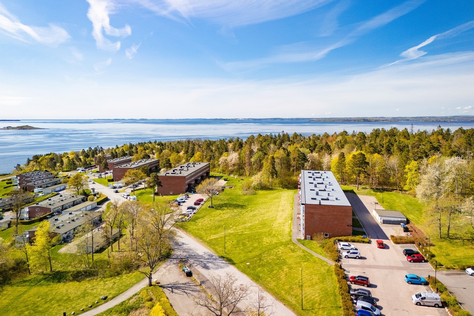 Videre er det 300 meter til busstopp, 14 min. rusletur til butikk og kort vei til sentrum med togstasjon og ferjekai. Galleribilde