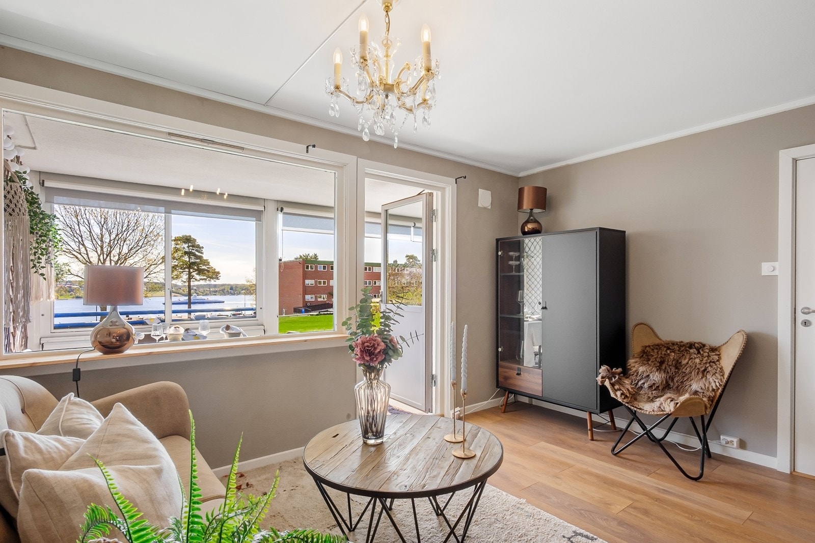 Fra stuen er det utgang til innglasset terrasse. Galleribilde