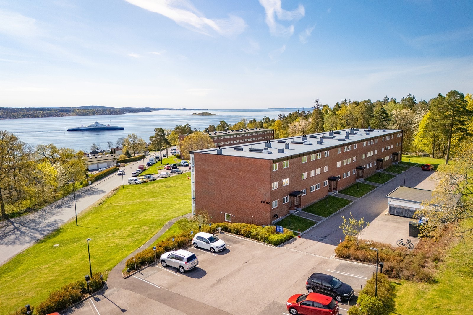 Velkommen inn med velstelte fellesområder og asfaltert felles parkeringsplass. Galleribilde