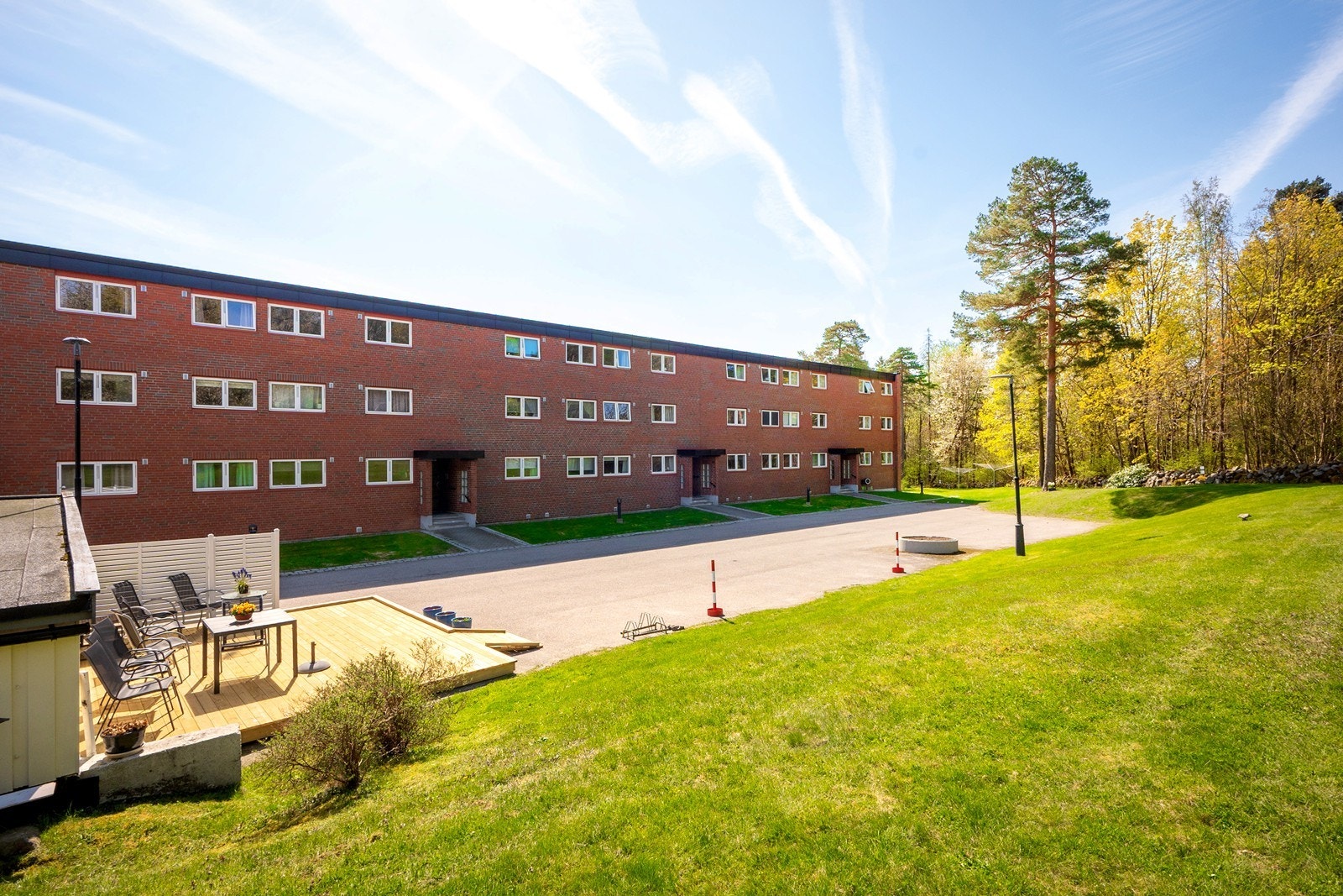 På gårdsplassen er det bla. a. etablert et hyggelig fellesområde med terrasse og sittegrupper for beboerne. Galleribilde