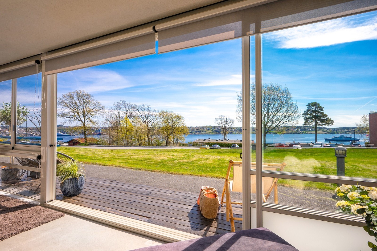 Leiligheten har idyllisk beliggenhet med utsikt mot Oslofjorden, flere uteområder og oppgradert standard. Galleribilde