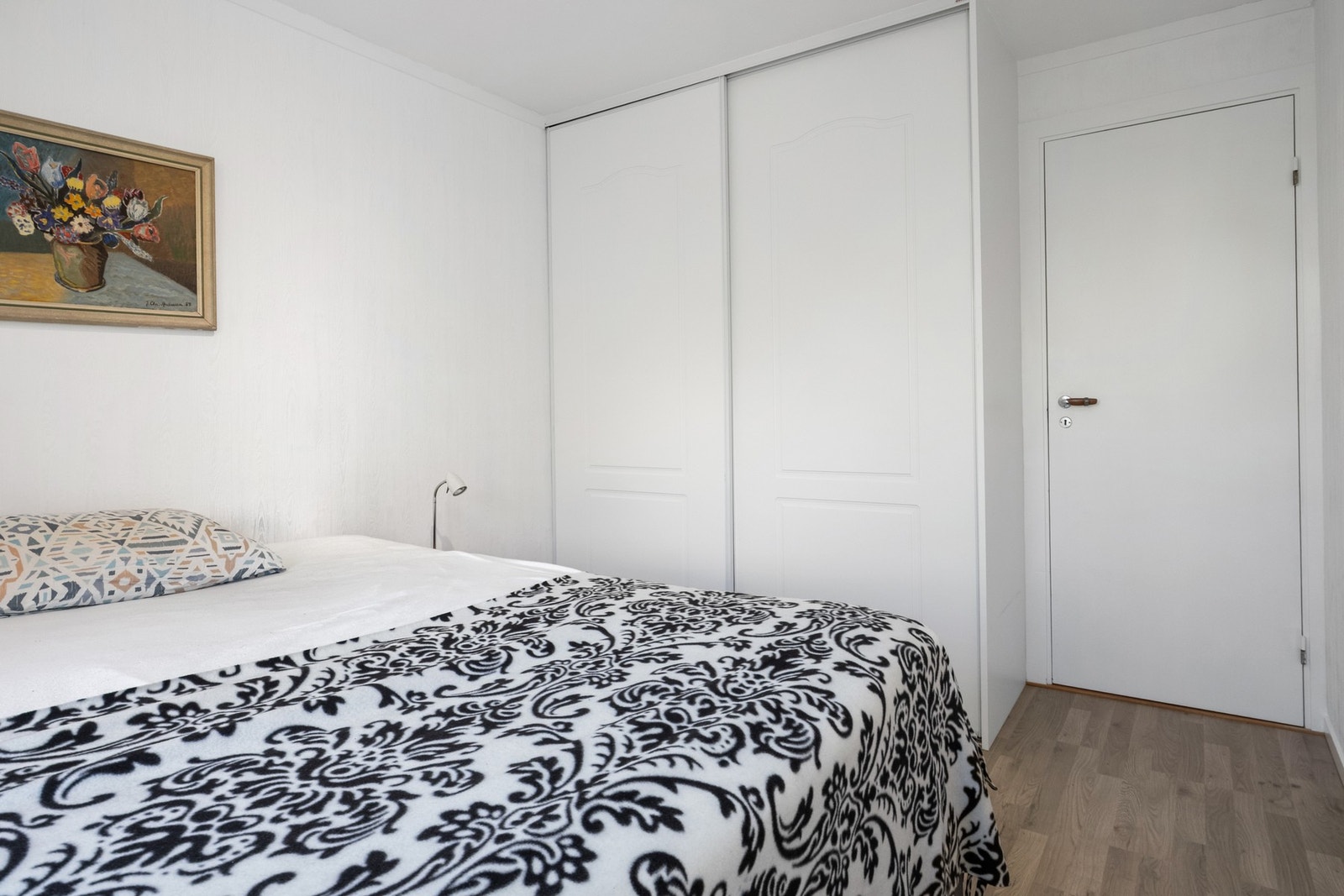 Det er mye oppbevaring i to hvite garderobeskap, hvor det ene er plassbygget og har skyvedører. Galleribilde