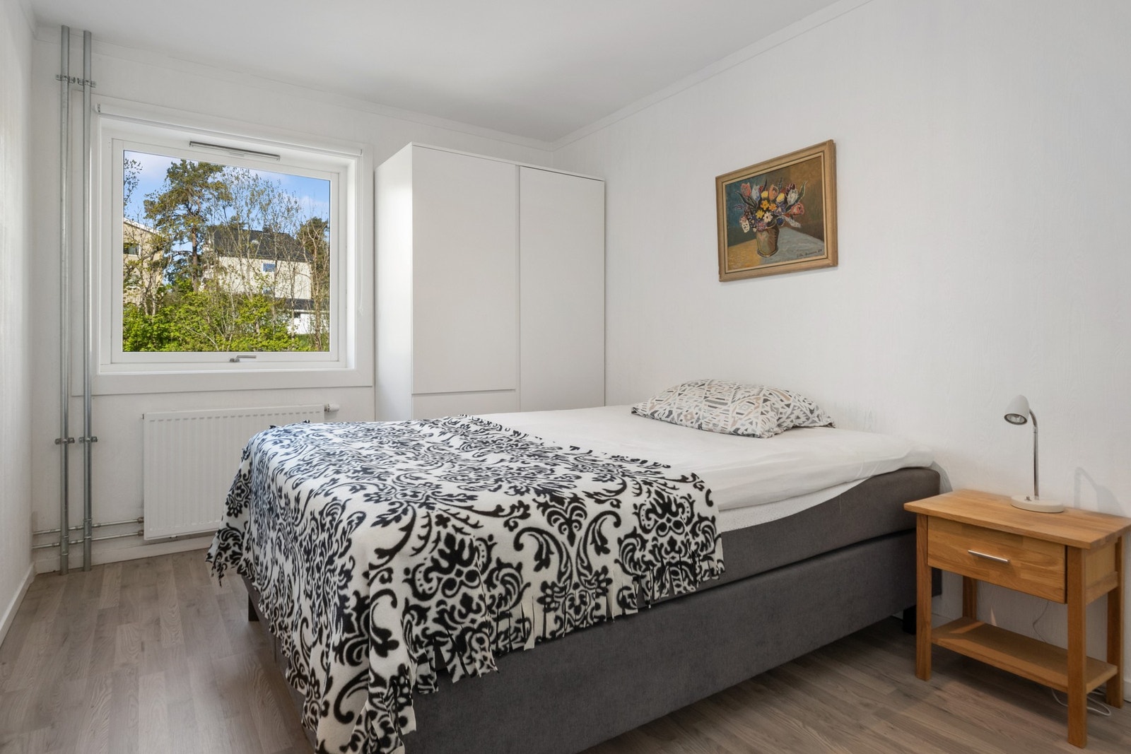 Soverommet er av god størrelse, og innredes enkelt med dobbeltseng og tilhørende nattbord. Galleribilde