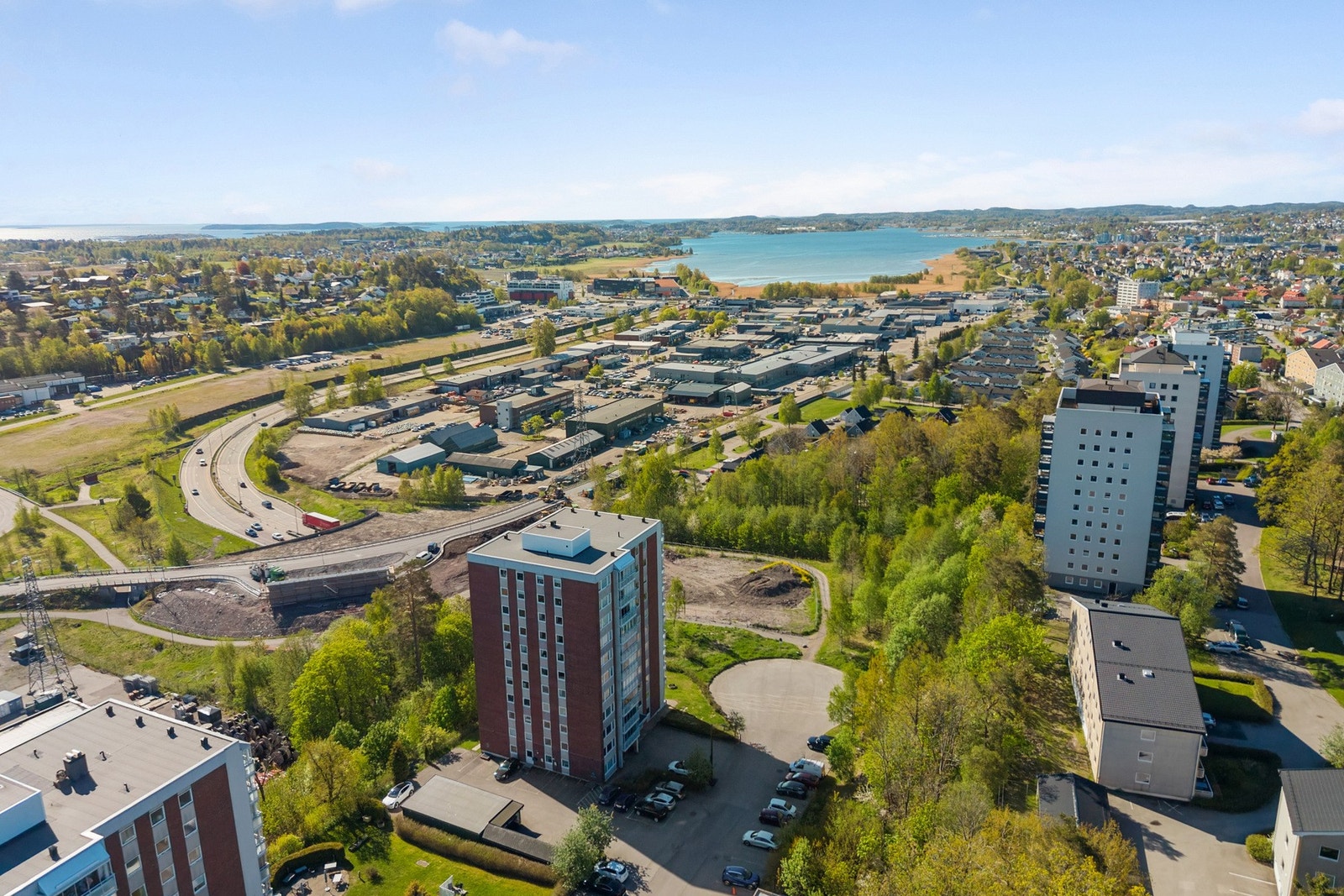 Her finner du flotte tur- og rekreasjonsområder som Frodeåsen, Byskogen og Messeområdet, samt skogsområdene på Eik med lysløype - perfekt for løping, sykling og hyggelige turer. Galleribilde
