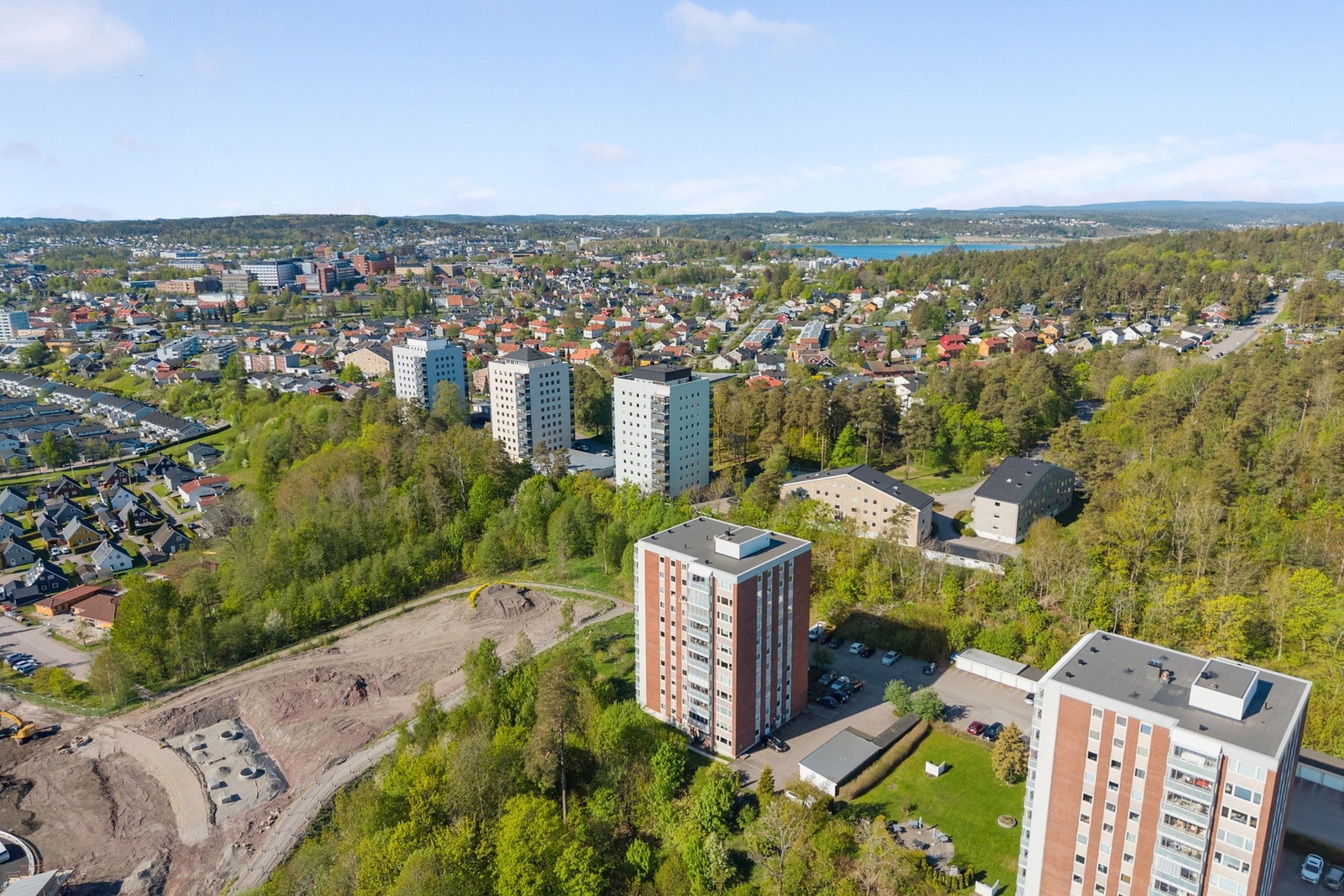 Området er også svært familievennlig med kort avstand til flere barnehager, Byskogen skole (1-10), Greveskogen videregående skole og Wang toppidrett. Galleribilde