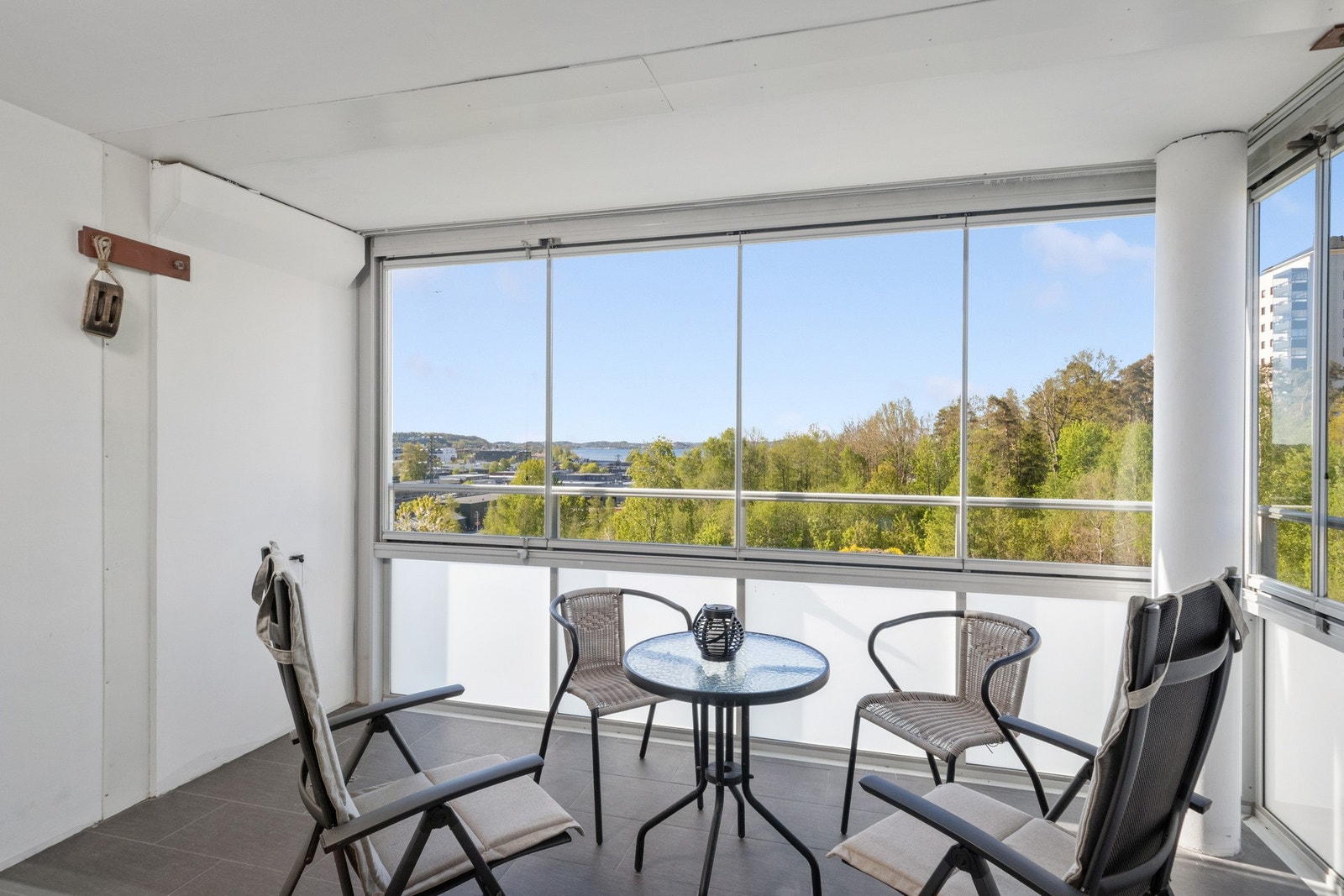 Vinduene kan skyves til side slik at solen og sommeren slipper helt inn. Galleribilde
