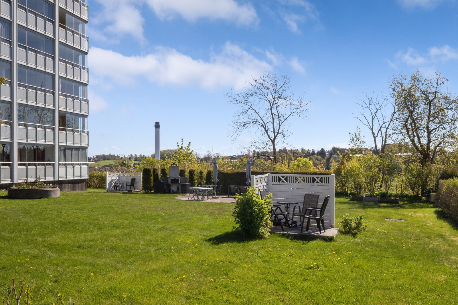 Fellesområdet omkranses av skog, opparbeidet med store grøntarealer, koselige sittegrupper, diverse beplantning og felles parkeringsplass. Galleribilde