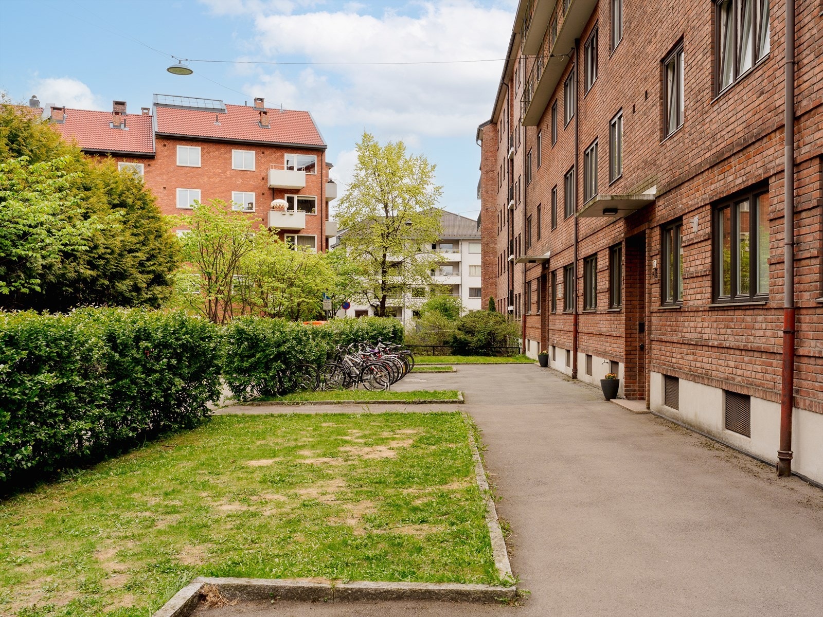 Borettslaget er veldrevet og består av 30 leiligheter. Det er kollektivknutepunkt rett utenfor døren med buss 20, 37 og 54. Galleribilde