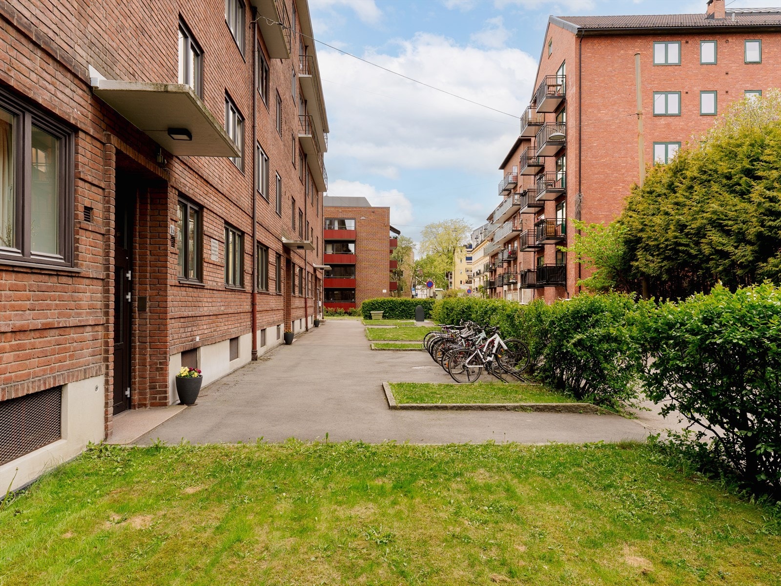 Borettslagets eiet tomt er pent opparbeidet med små plenarealer, beplantning og interne gangveier. Galleribilde