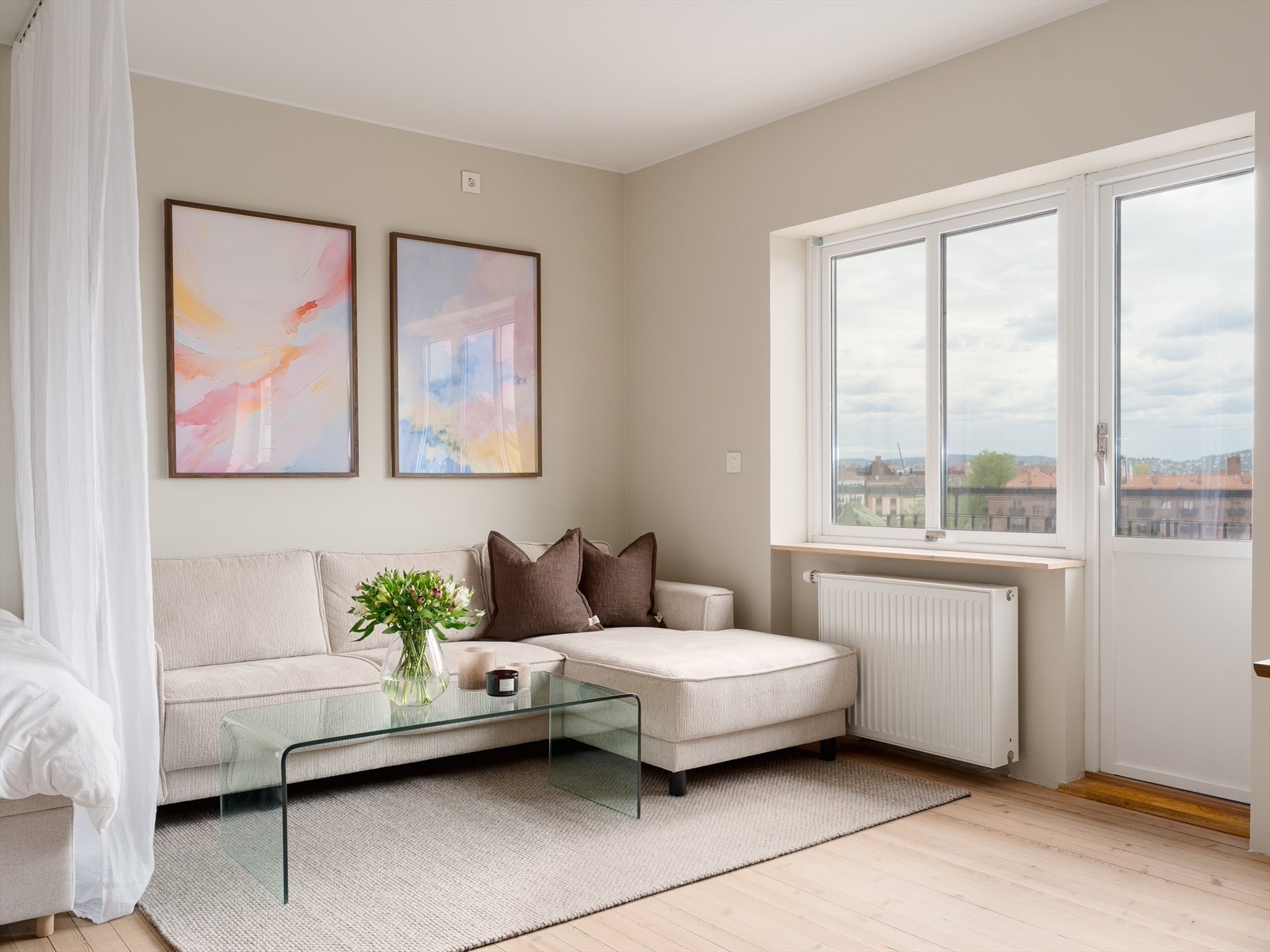 I stuen er det enkelt å etablere en komfortabel sone for opphold og avslapning. Galleribilde