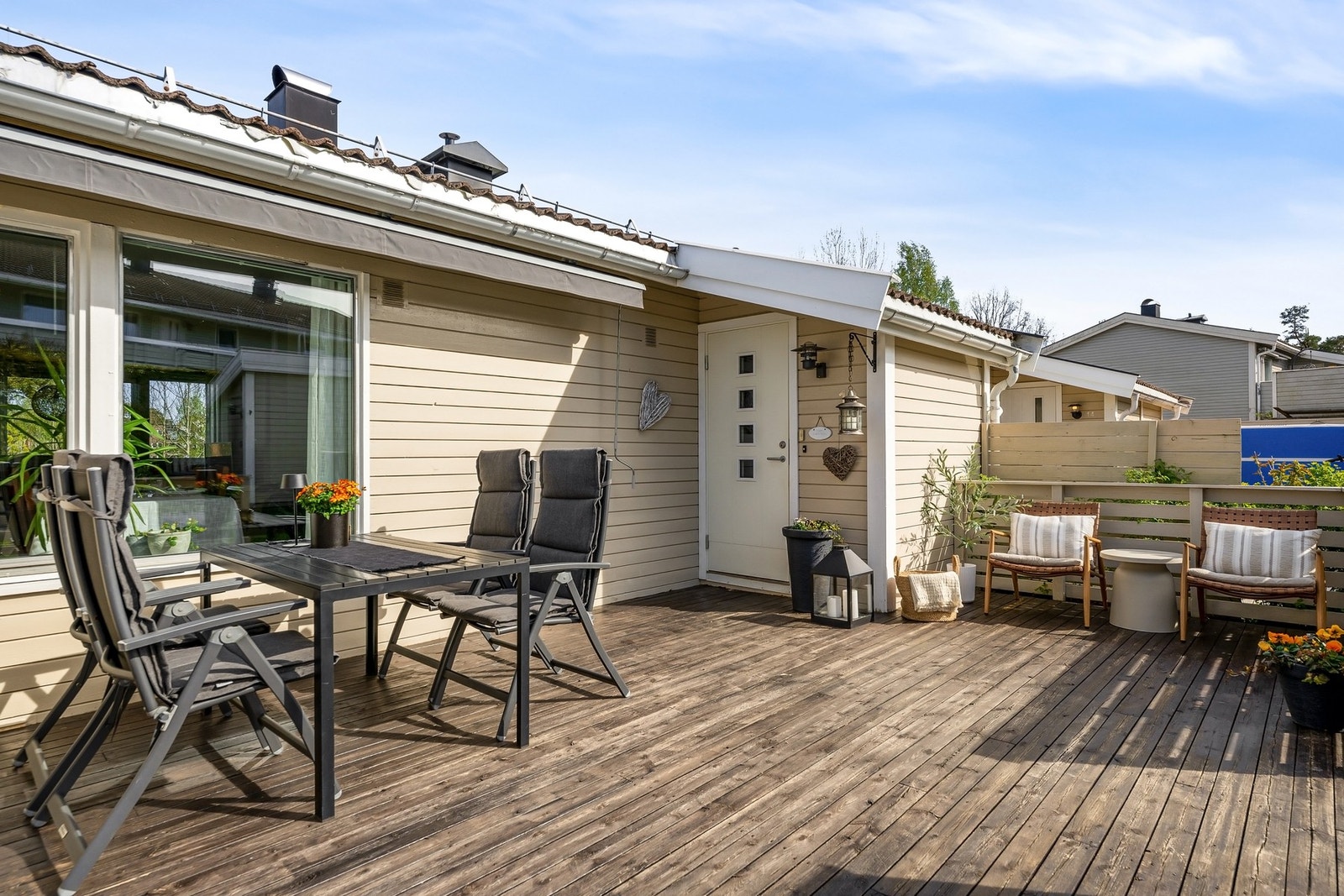 Hyggelig inngangsparti med grønne omgivelser og romslig terrasse Galleribilde
