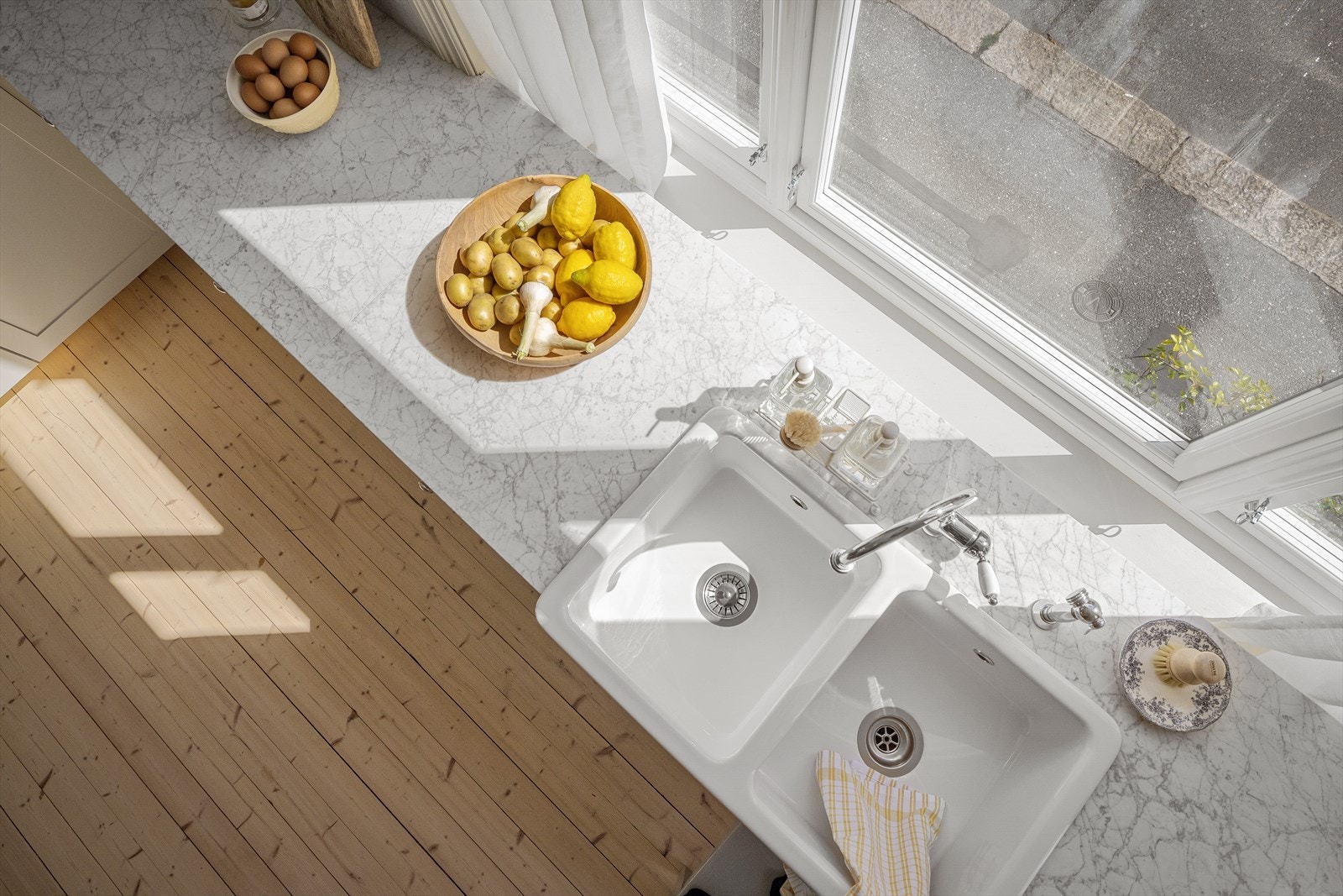 Nydelig marmor benkeplate ble tilpasset og etablert, og sammen med blandebatteri fra Sekelskifte, understreker dette det autentiske og solide. Galleribilde