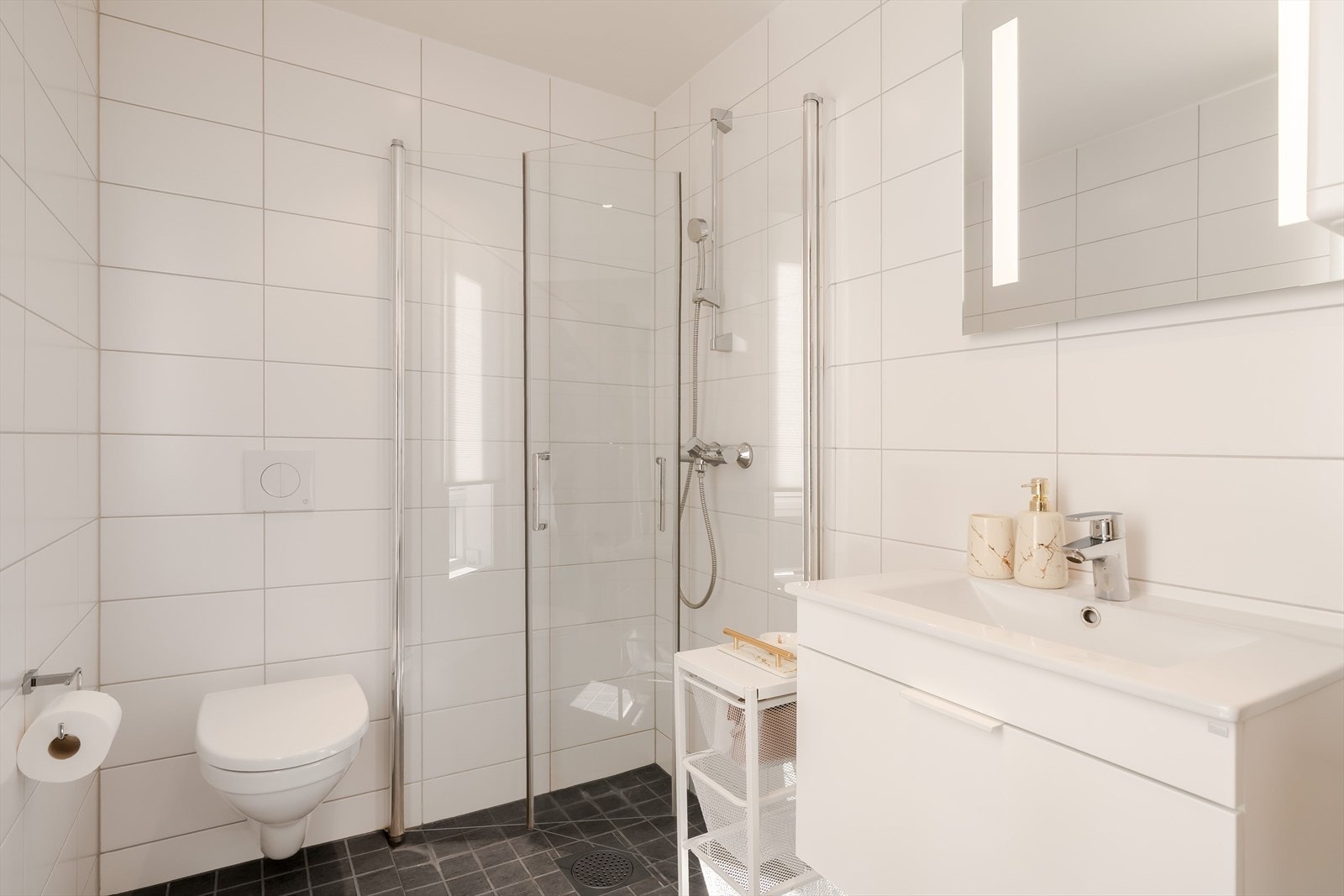 Fra hovedsoverommet er det direkte adkomst til det minste badet, noe som gir en ekstra komfortabel og privat løsning. Galleribilde