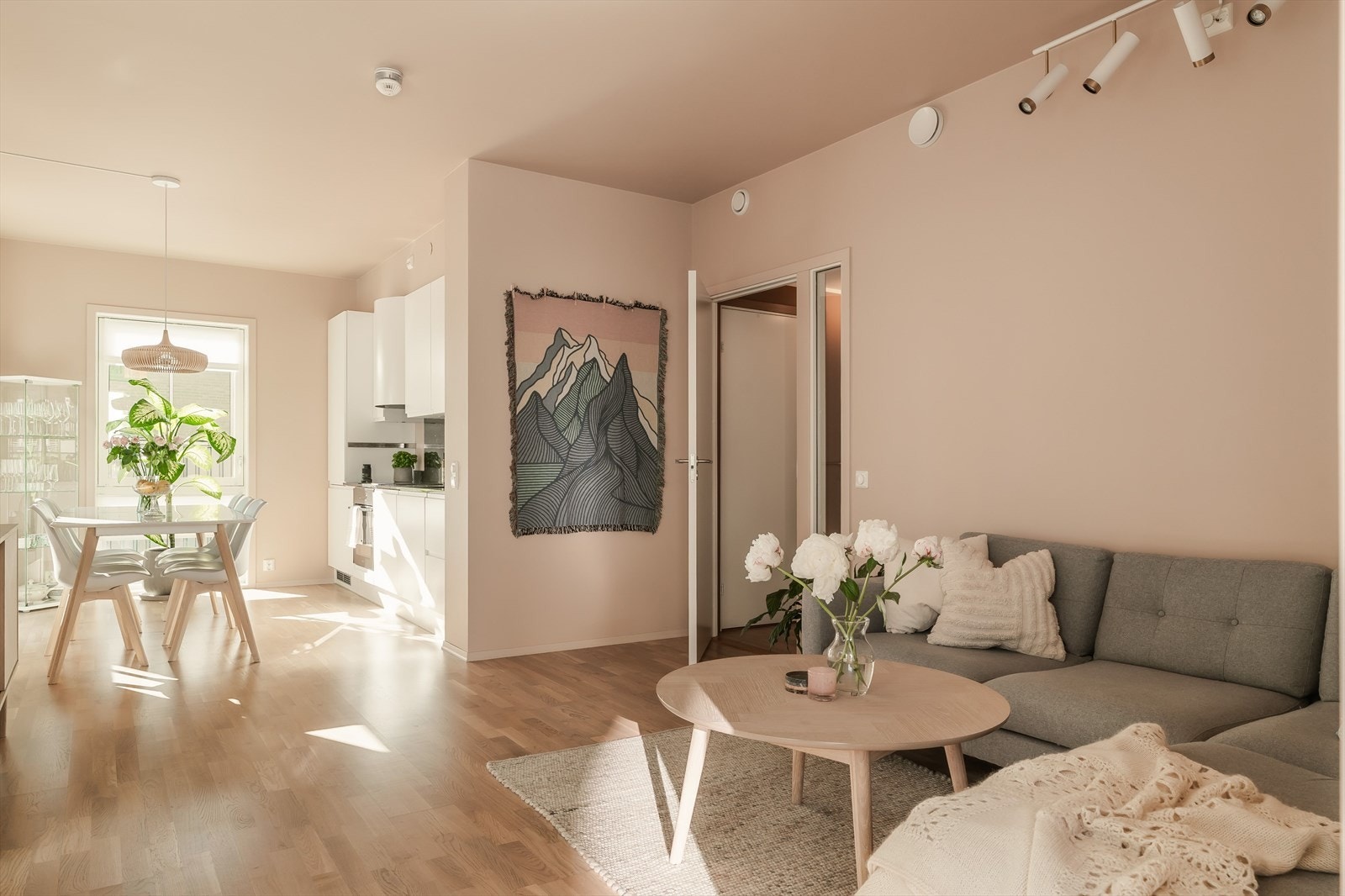 Leiligheten har balansert ventilasjon og vannbåren varme/gulvvarme via fjernvarmeanlegg. Galleribilde