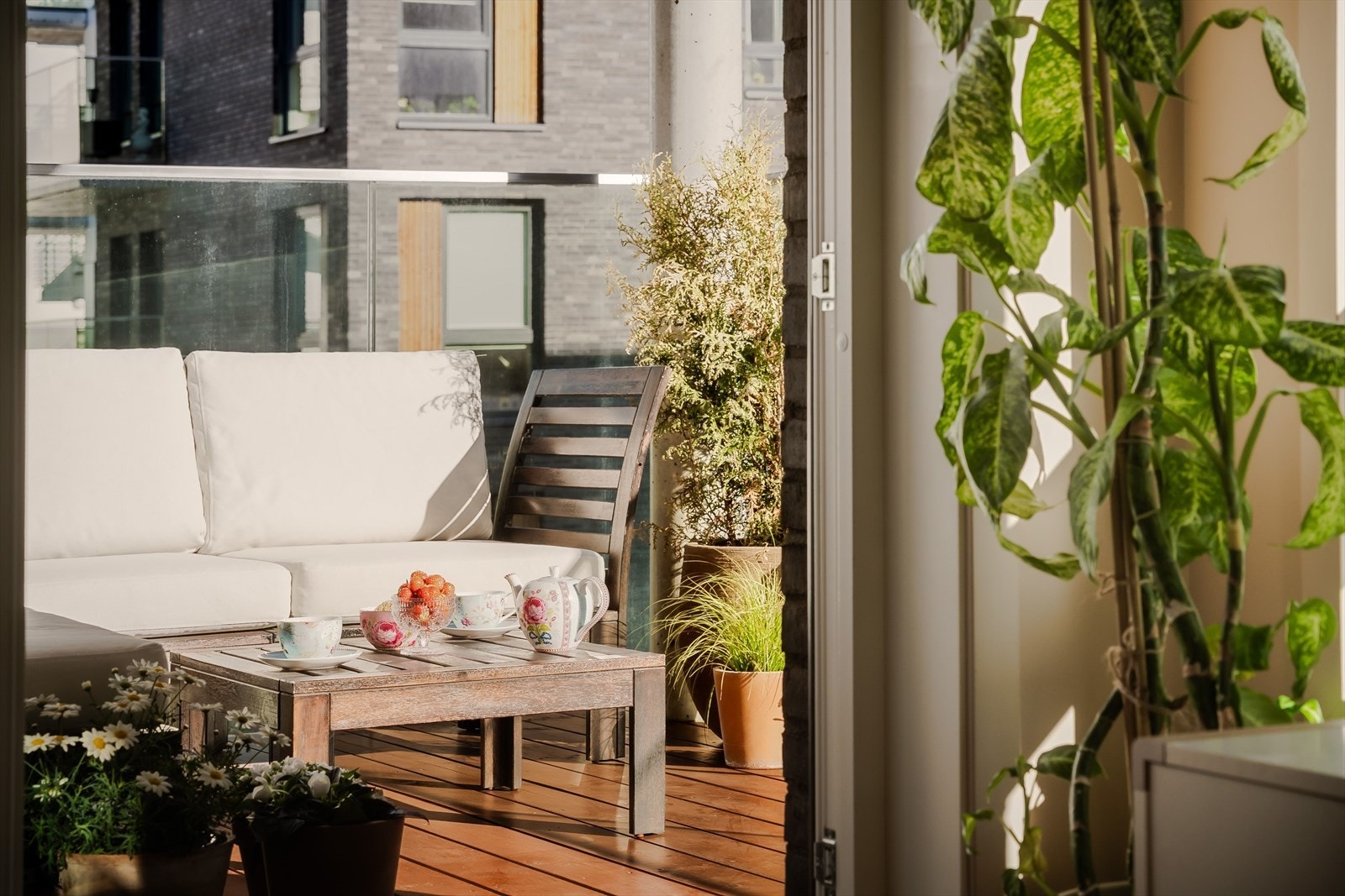 Fra stuen er det direkte utgang til en overbygd balkong på ca. 11 m². Galleribilde