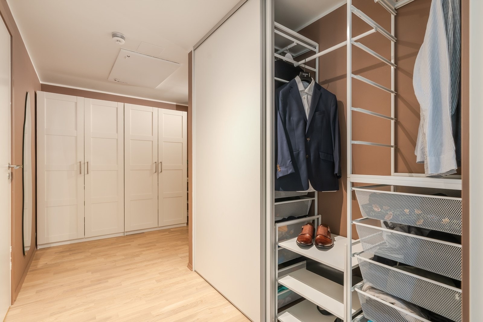 Entréen/gangen er romslig med sine ca. 12,5 m² og gir et godt førsteinntrykk av leiligheten. Galleribilde