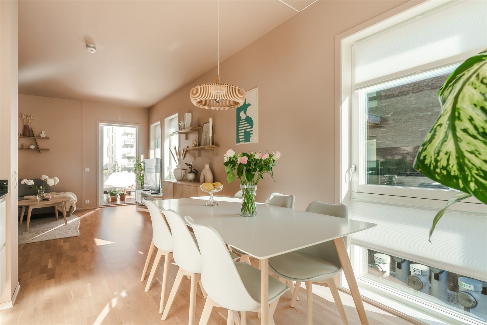 Ved vinduet er det god plass til spisebord, og den lyse innredningen kombinert med store vindusflater gir en lun og innbydende atmosfære. Galleribilde