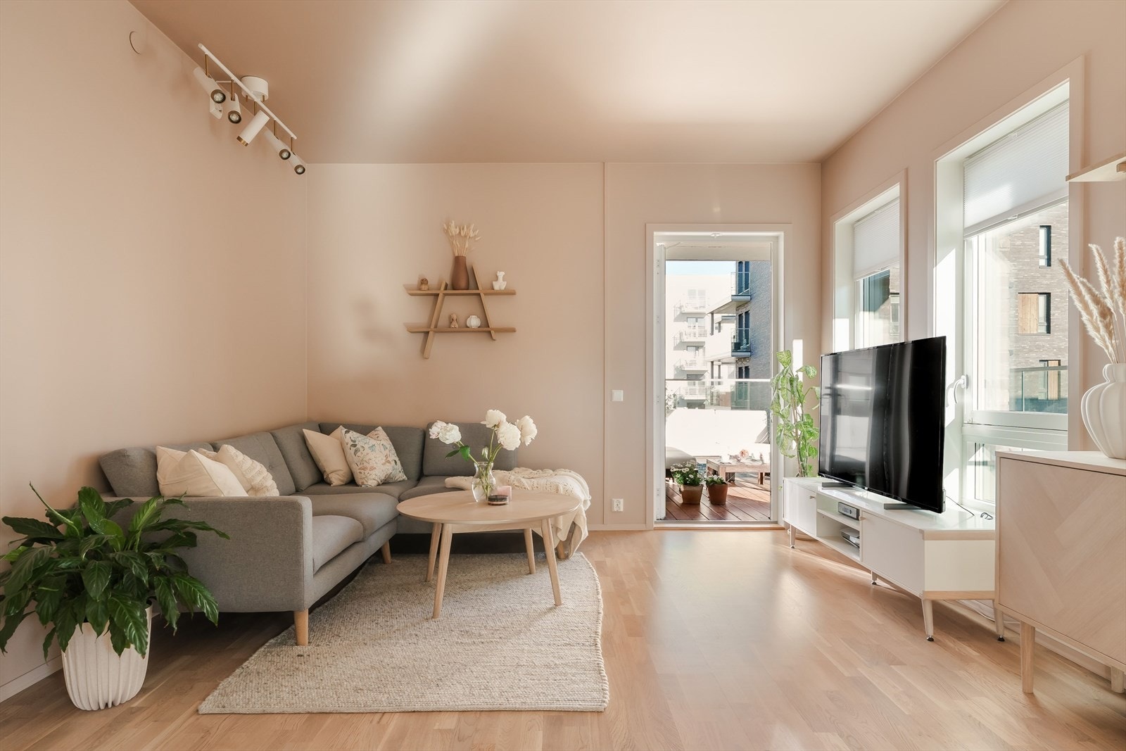 Stue- og kjøkkenområdet utgjør boligens naturlige oppholdsrom og har en åpen, sosial og trivelig utforming. Rommet er på ca. 26,5 m² og gir god plass til både sofagruppe, TV-løsning og spiseplass. Galleribilde